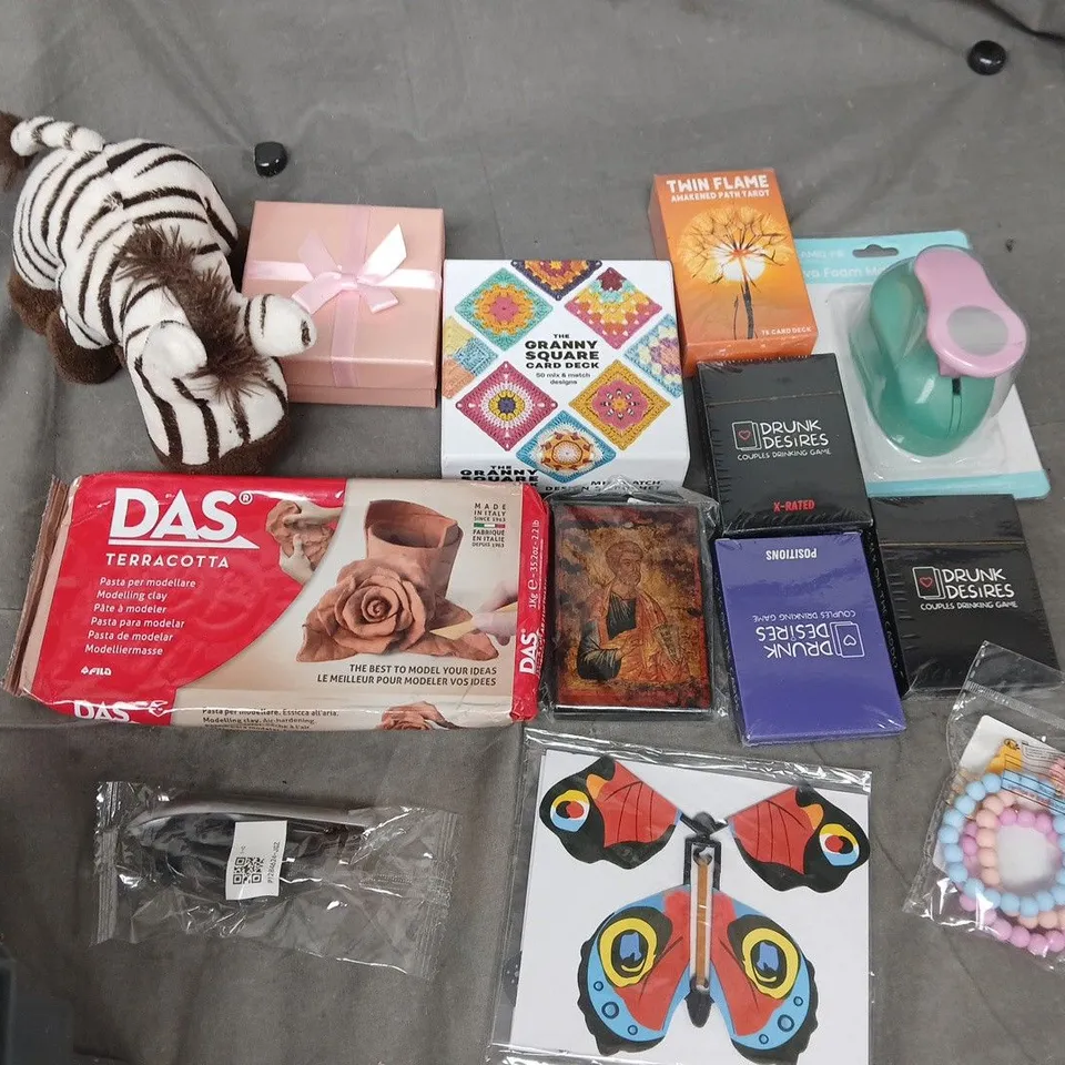 APPROXIMATELY 15 ASSORTED TOYS & GAMES TO INCLUDE MODELLING CLAY, TAROT CARDS, EVA FOAM MAKER, ETC