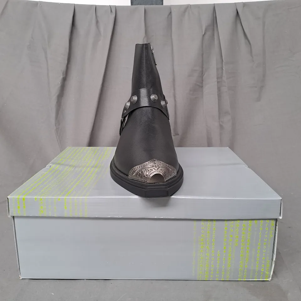 BOXED PAIR OF KOI SOUL RENDER COWBOY BOOTS IN BLACK/SILVER EFFECT UK SIZE 11