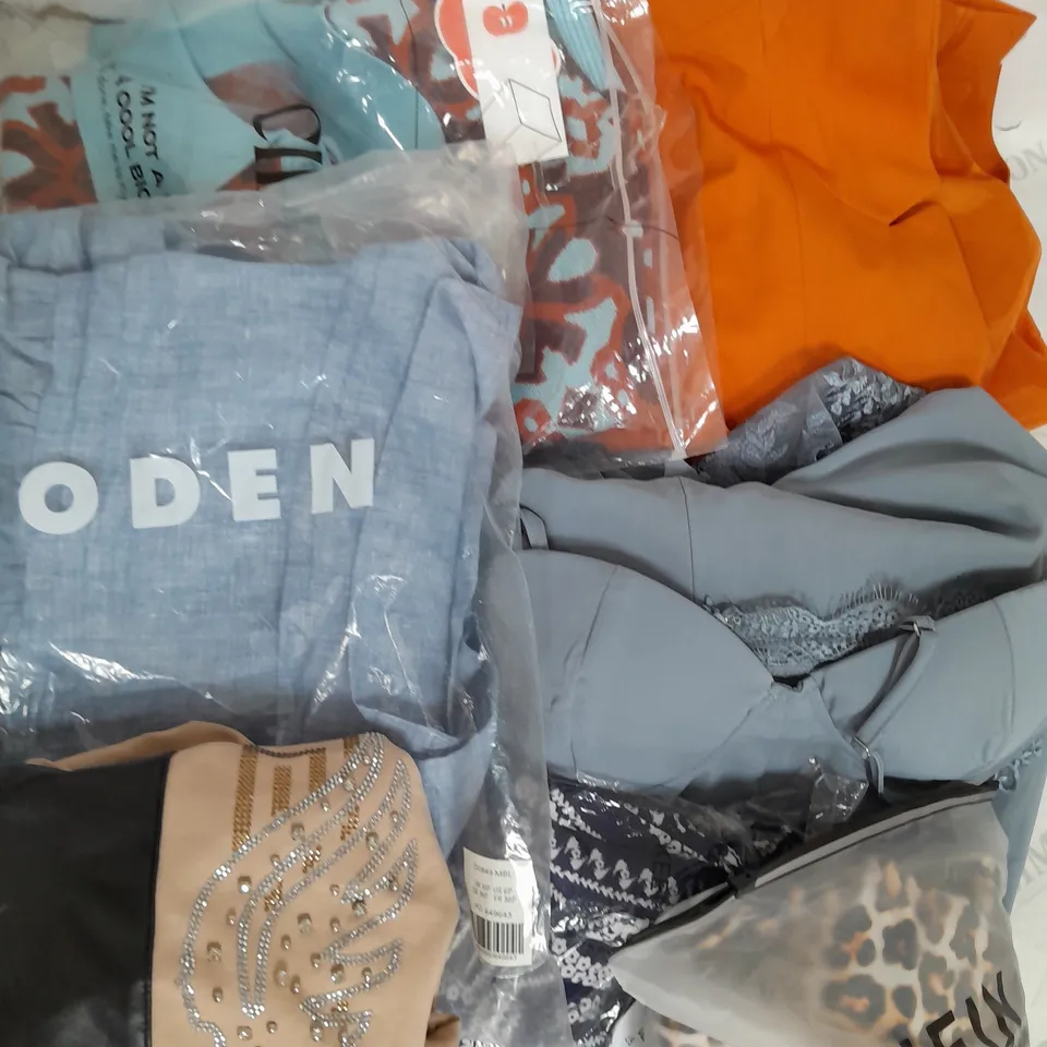 BOX OF APPROXIMATELY 25 ASSORTED CLOTHING ITEMS TO INCUDE - DRESSES, TOPS , JUMPERS ETC