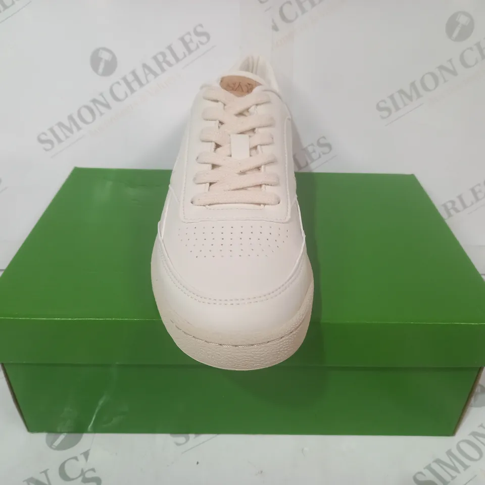 BOXED PAIR OF SAYE SHOES IN CREAM UK SIZE 6.5