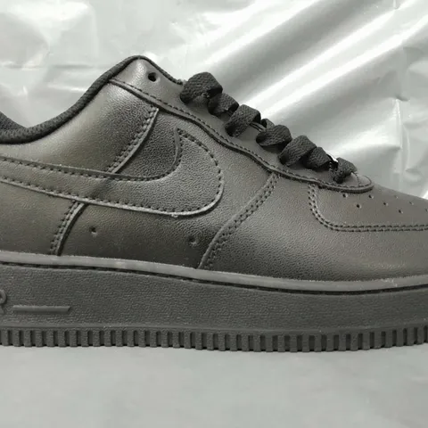 PAIR OF NIKE AIR FORCE 1 SHOES IN BLACK UK SIZE 6.5