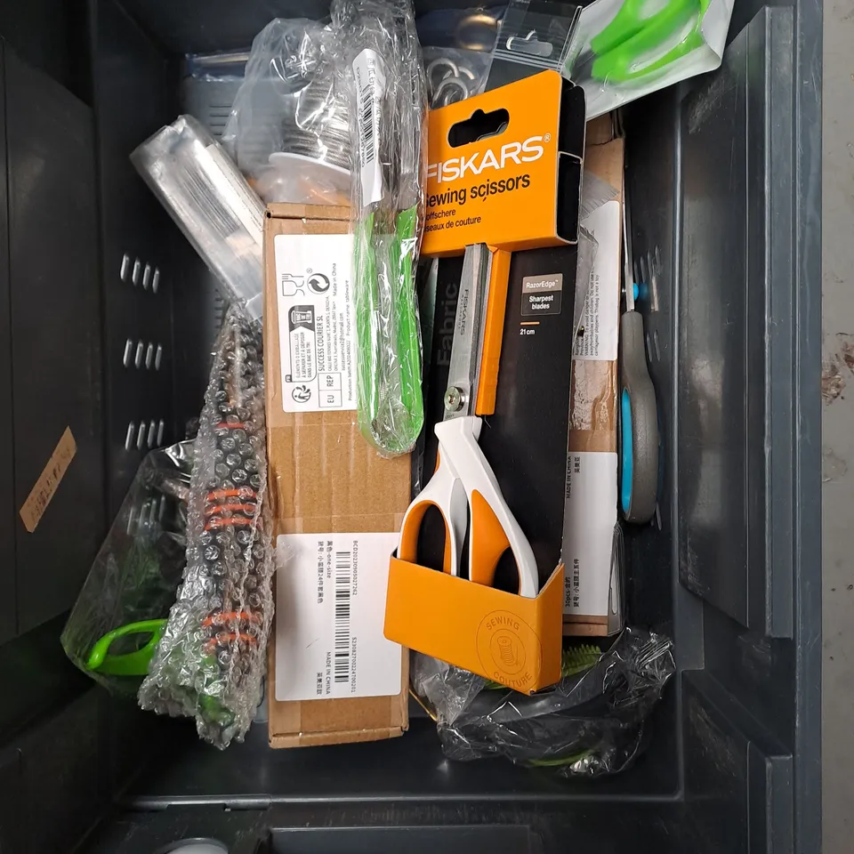 APPROXIMATELY 15 SHARP HOUSEHOLD PRODUCTS TO INCLUDE SCISSORS, KNIFE SHARPENER AND CUTLERY