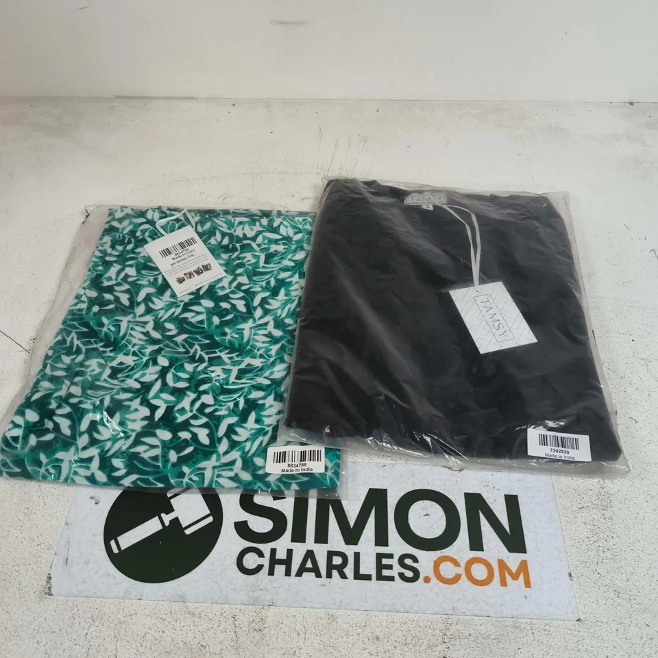 APPROXIMATELY 25 ASSORTED WOMENS CLOTHING ITEMS IN VARIOUS SIZES & STYLES