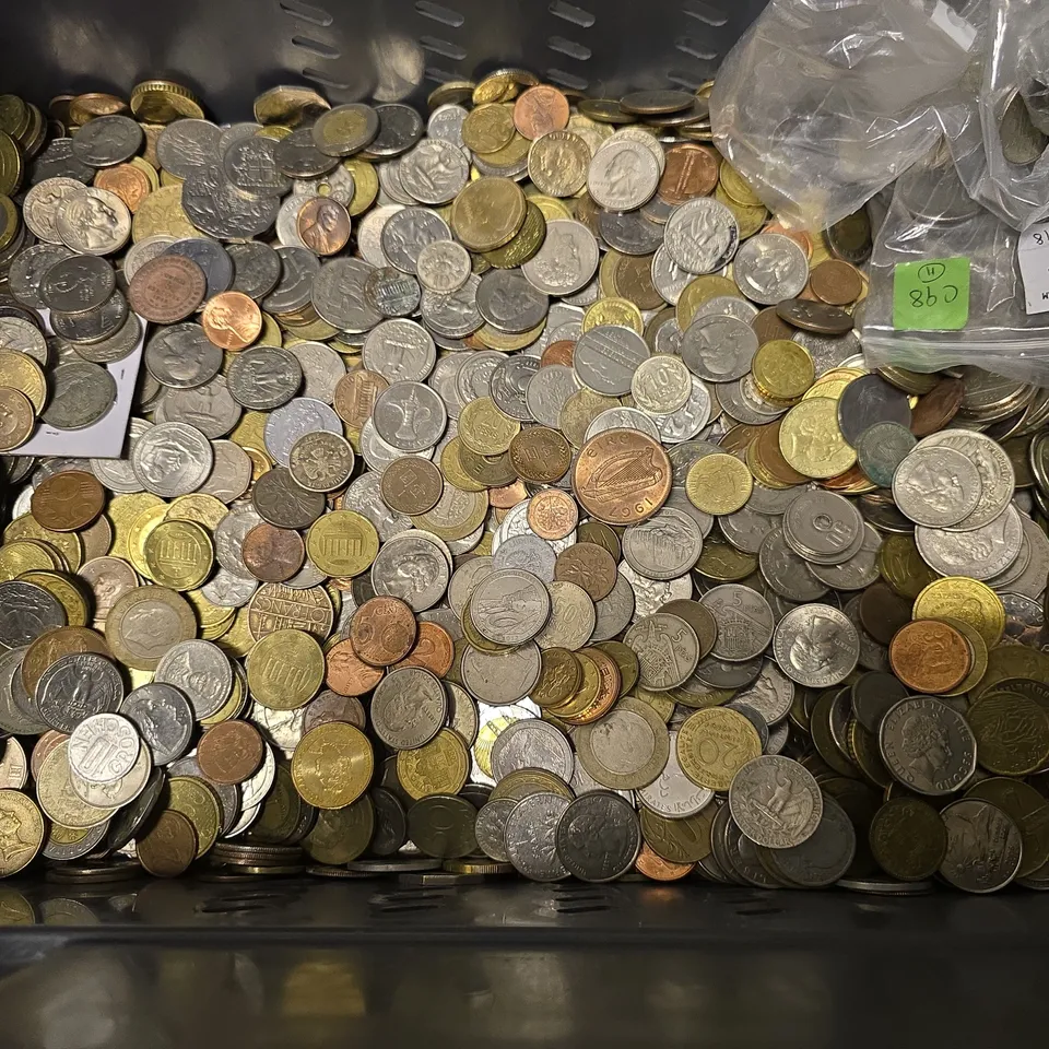 TOTE OF LARGE AMOUNT OF ASSORTED COINS & CURRENCIES 