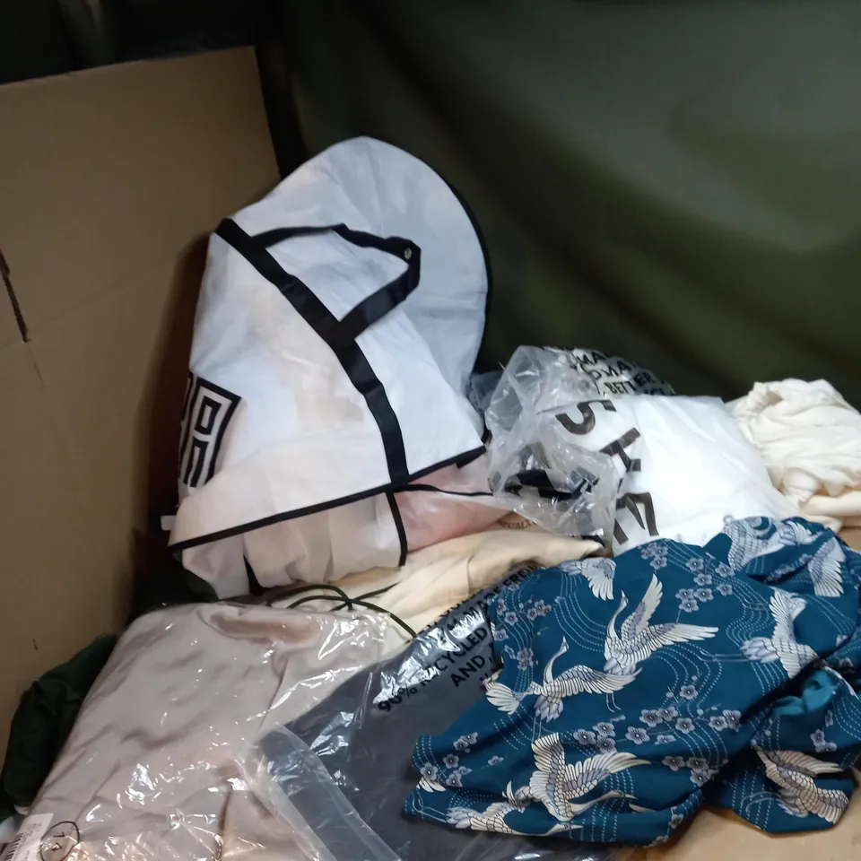 LOT OF APPROX. 50 ASSORTED CLOTHING ITEMS 