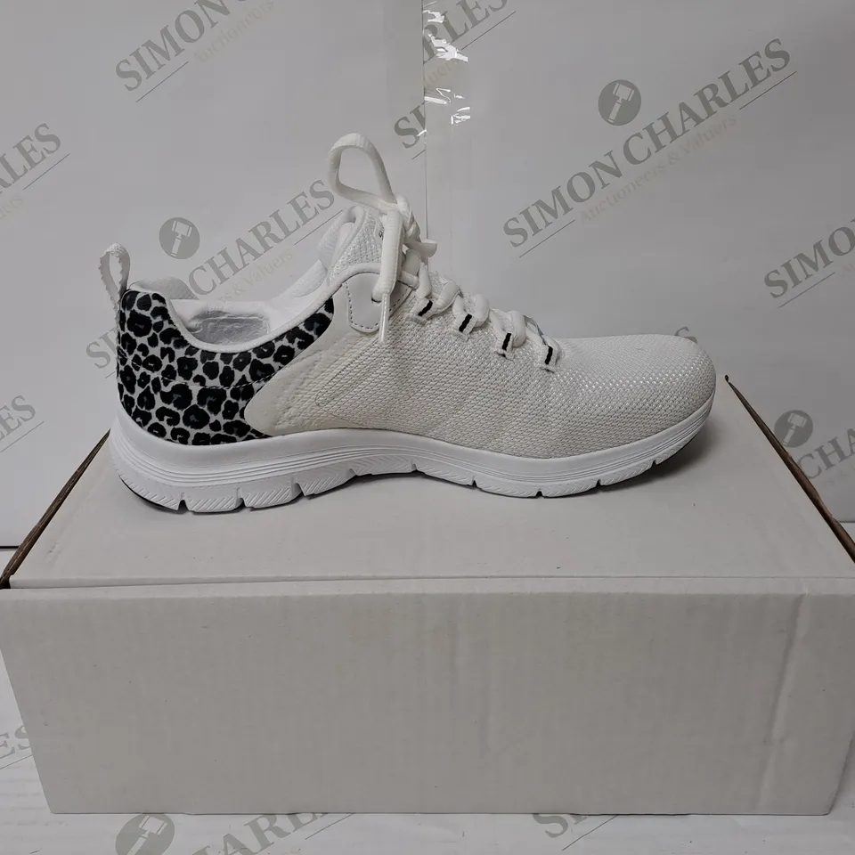 BOXED PAIR OF SKECHERS FLEX-LITE TRAINERS - WHITE // SIZE: 6 UK