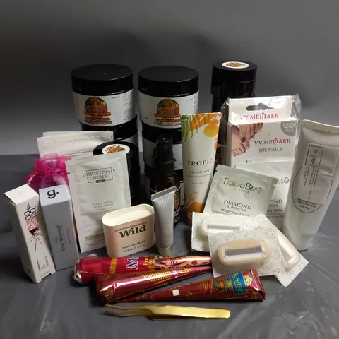 APPROXIMATELY 20 ASSORTED COSMETICS AND BEAUTY ITEMS TO INCLUDE TROPIC SKIN SHADE TINTED SUN CREAM IN LIGHT/MEDIUM, CHRISTOPHE ROBIN HYDRATING SCRUB CREAM (12ML), GRUUM BLUEBELL & MUSK FRAGRANCE (9G),