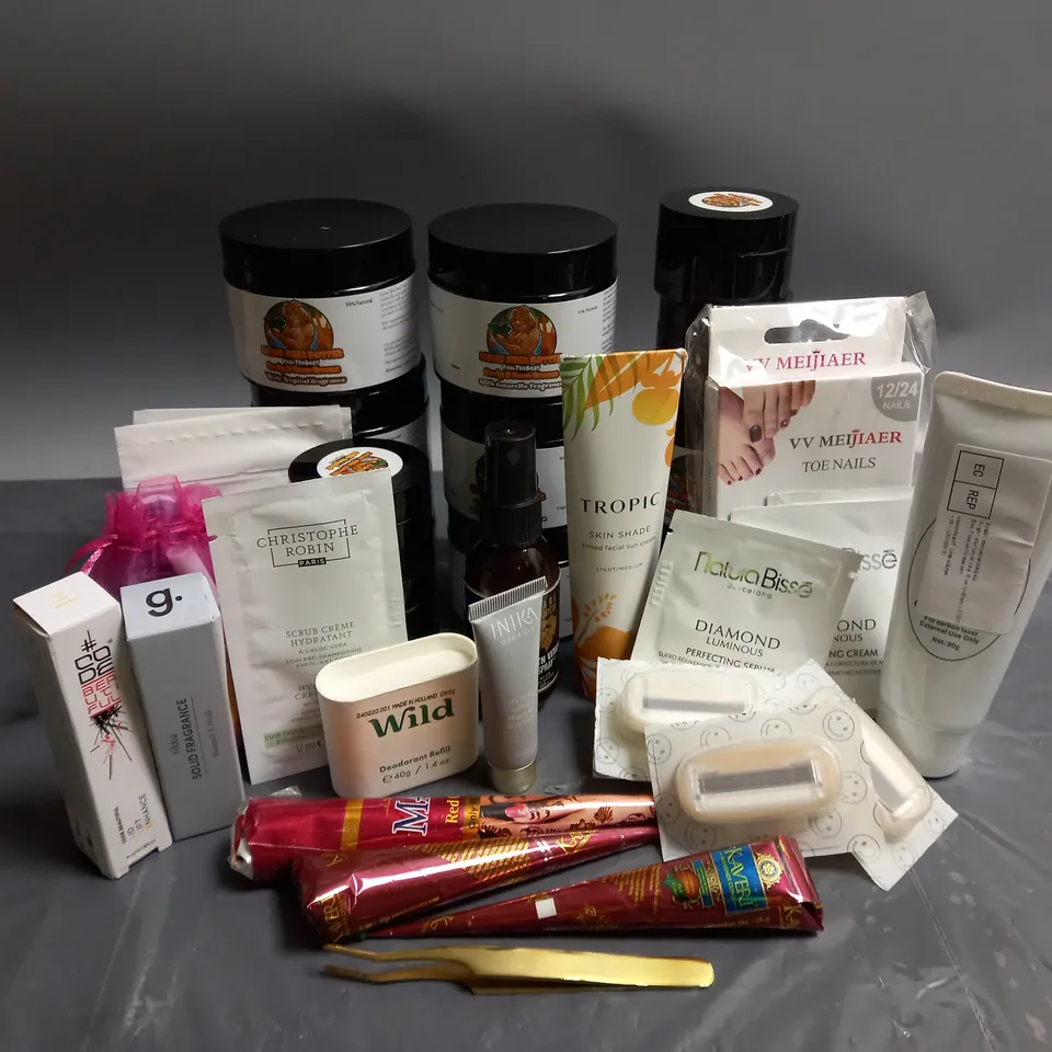APPROXIMATELY 20 ASSORTED COSMETICS AND BEAUTY ITEMS TO INCLUDE TROPIC SKIN SHADE TINTED SUN CREAM IN LIGHT/MEDIUM, CHRISTOPHE ROBIN HYDRATING SCRUB CREAM (12ML), GRUUM BLUEBELL & MUSK FRAGRANCE (9G),
