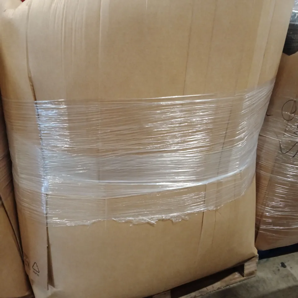 PALLET CONTAINING A LARGE QUANTITY OF PILLOWS