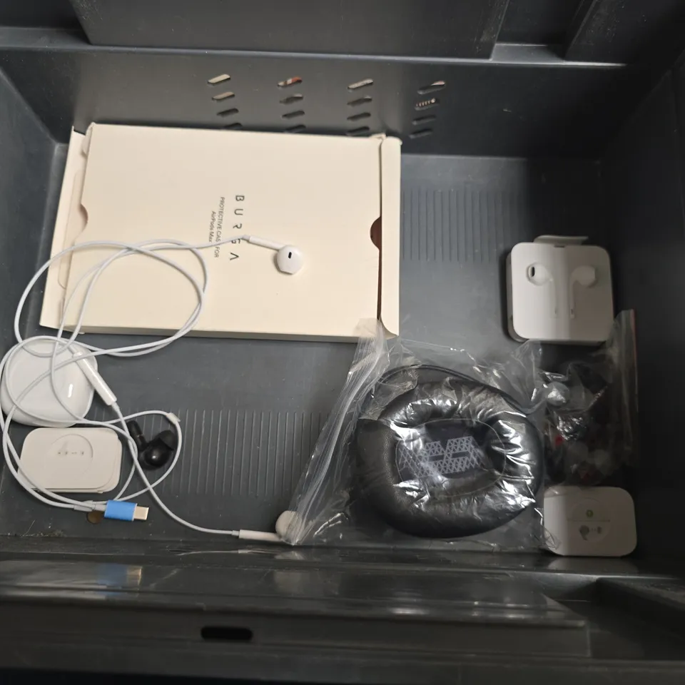 LOT OF 12 ASSORTED AUDIO ITEMS TO INCLUDE BOSE TWS EARBUDS AND BURGA AIRPOD CASE