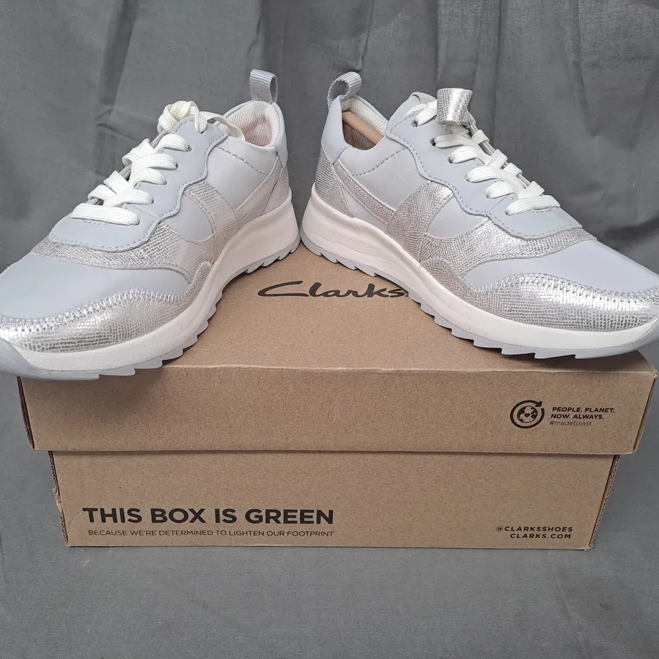 BOXED PAIR OF CLARKS DASHLITE JAZZ SHOES IN GREY/METALLIC SILVER UK SIZE 6