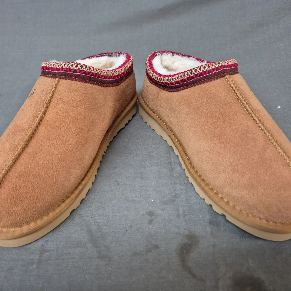 BOXED PAIR OF UGG SHOES IN CAMEL UK SIZE 5