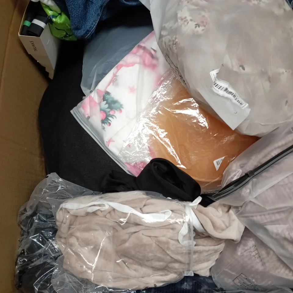 BOX OF APPROXIMATELY 20 ASSORTED CLOTHING ITEMS TO INCLUDE HOODIE, PYJAMAS, VEST, ETC