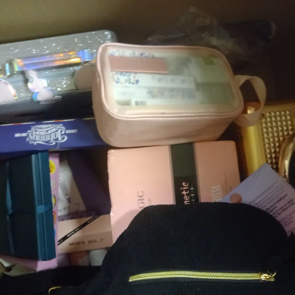 BOX OF APPROX 12 ASSORTED BEAUTY GIFT SETS TO INCLUDE HARRY POTTER, THE LUXURY BATHING, DONUT SHAPE NOVELTY. ETC 