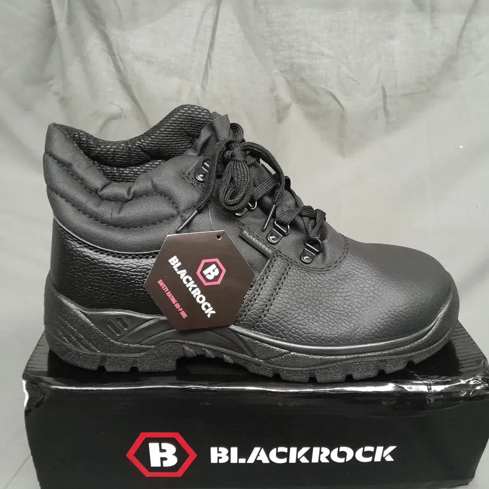 BOXED PAIR OF BLACKROCK CHUKKA SAFETY BOOTS SIZE 8