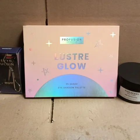 APPROXIMATEY 20 ASSORTED HEALTH AND BEAUTY PRODUCTS TO INCLUDE PROFUSION LUSTRE GLOW EYE SHADOW PALETTE, KEVYN AUCOIN EYELASH CURLER, NAILBERRY EXFOLIATOR ETC