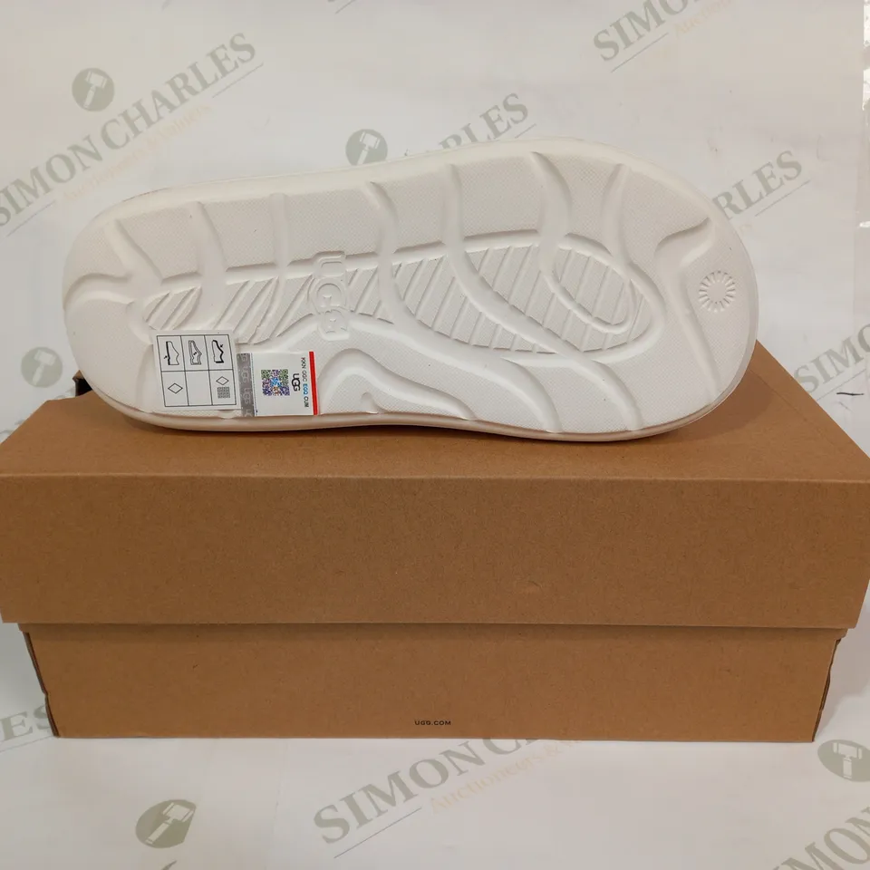 BOXED PAIR OF UGG W SPORT YEAH OPEN TOE SANDALS IN WHITE UK SIZE 6