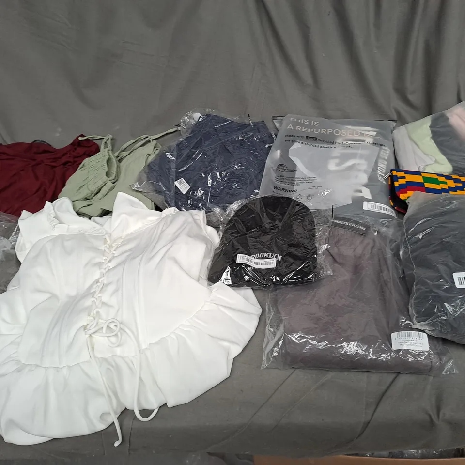 APPROXIMATELY 25 ASSORTED CLOTHING ITEMS IN VARIOUS SIZES TO INCLUDE -SOCKS , BAG , TROUSERS ETC