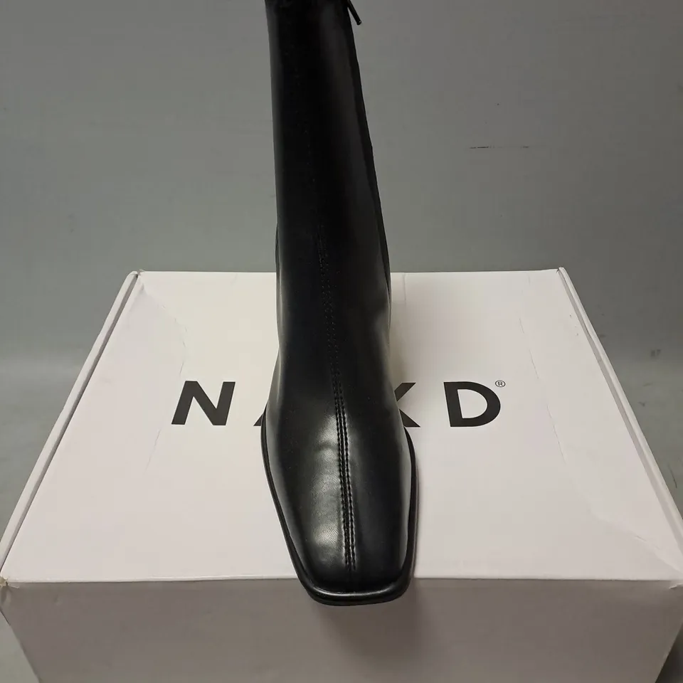 BOXED PAIR OF NA-KD SLIM HEELED ANKLE BOOT IN BLACK SIZE 4