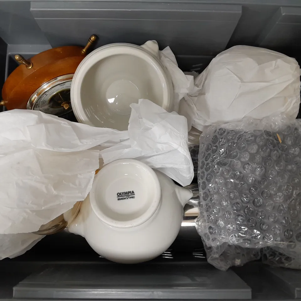 APPROXIMATELY 10 ASSORTED HOUSEHOLD ITEMS TO INCLUDE WINE GLASS, MIXER CUPS, ETC - COLLECTION ONLY