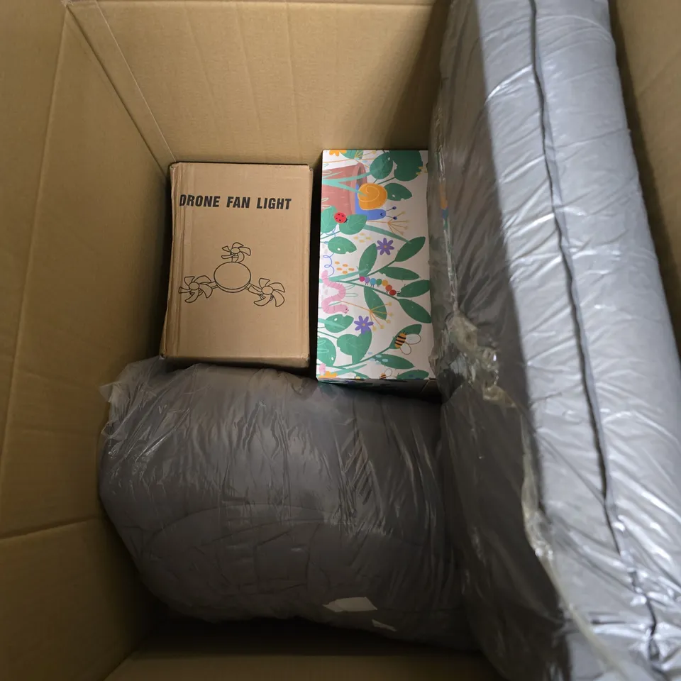 BOX OF APPROXIMATELY 6 ASSORTED HOUSEHOLD ITEMS TO INCLUDE - SLIDING DISH DRAINER - PILLOW - ETC