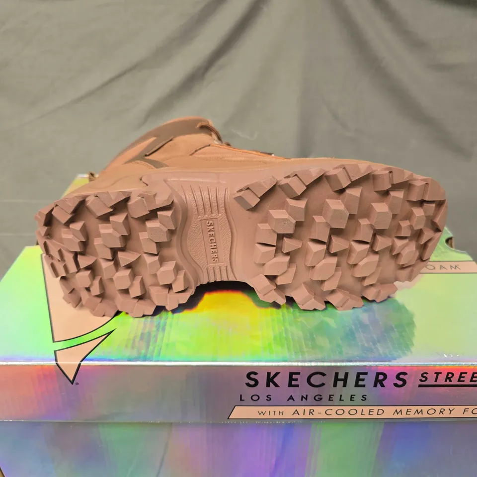 BOXED SKECHERS AIR-COOLED BOOTS IN BROWN - 6