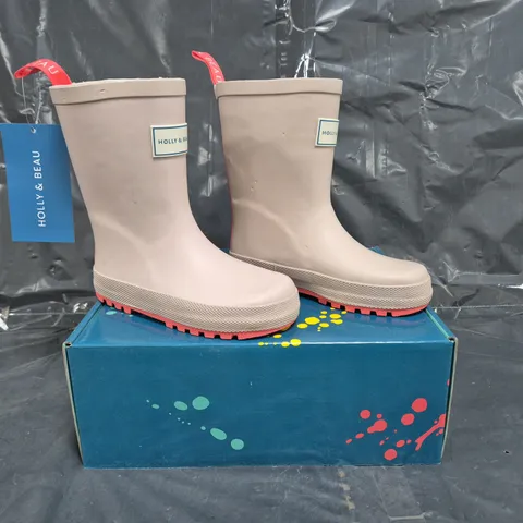 BOX OF APPROXIMATELY 8 PAIRS OF HOLLY & BEAU KIDS CAMEL RAIN BOOTS SIZE UK 9 (EU27)