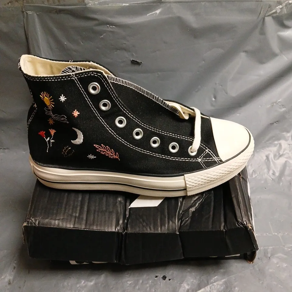 PAIR OF CONVERSE CHUCK 70 HI UNISEX TRAINERS - 6