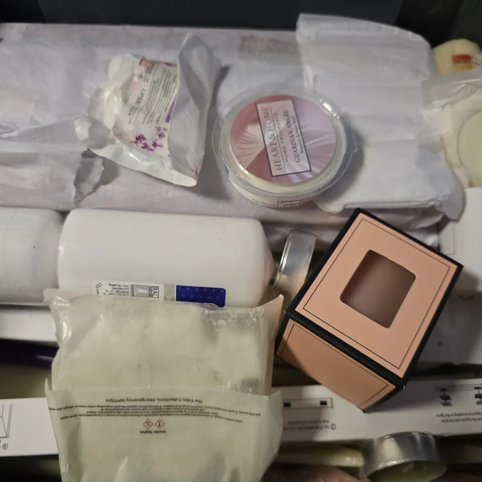 APPROXIMATELY 15 ASSORTED ITEMS TO INCLUDE - SOY WAX MELTS , SLEIGH ALL DAY , EVEREADY WARM WHITE LIGHT ETC