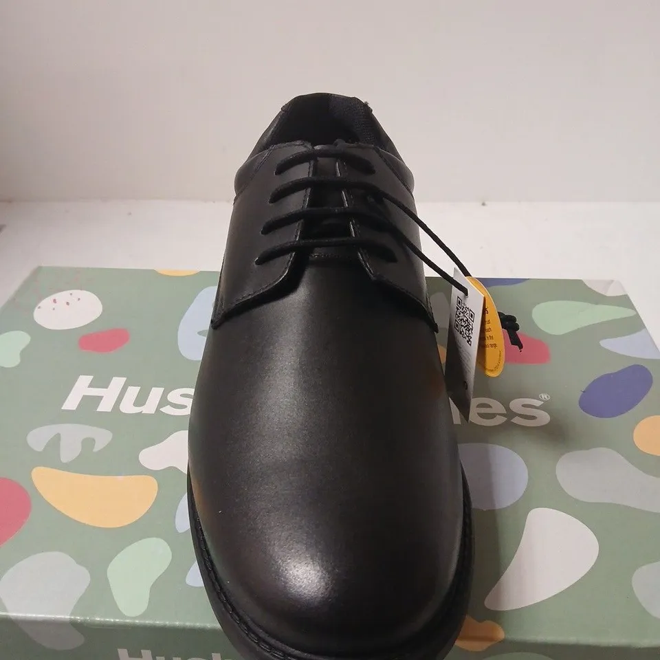 BOXED PAIR OF HUSH PUPPIES BLACK LEATHER OXFORD SHOES – UK 8