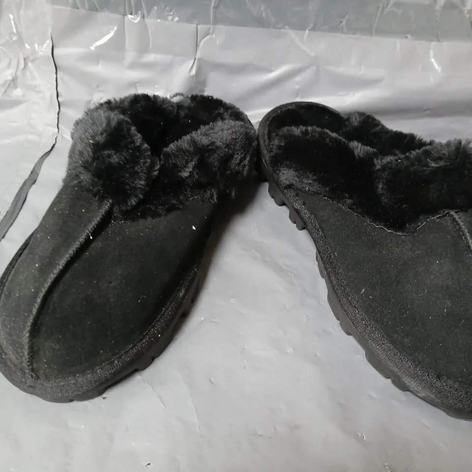 APPROXIMATELY 33 ASSORTED SLIPPERS IN BLACK