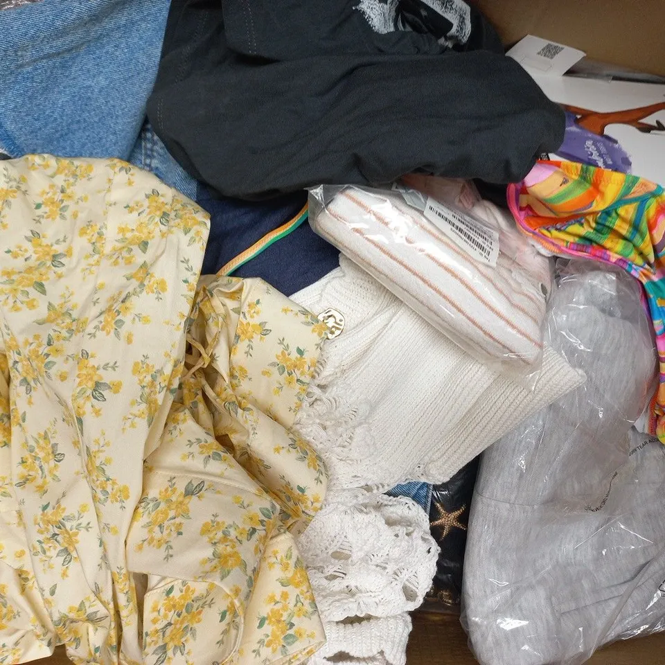 APPROXIMATELY 20 ASSORTED CLOTHING AND FASHION PRODUCTS IN VARIOUS STYLES AND SIZES - COLLECTION ONLY