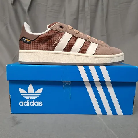 BOXED PAIR OF ADIDAS CAMPUS 00S SHOES IN BROWN/WHITE UK SIZE 7