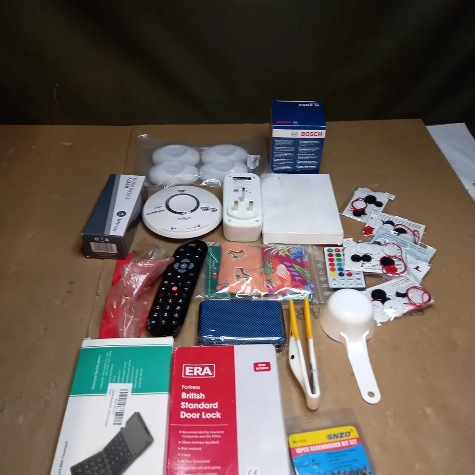 LOT OF ASSORTED ITEMS TO INCLUDE DRILLBITS, STANDARD DOOR LOCK AND SMOKE ALARM