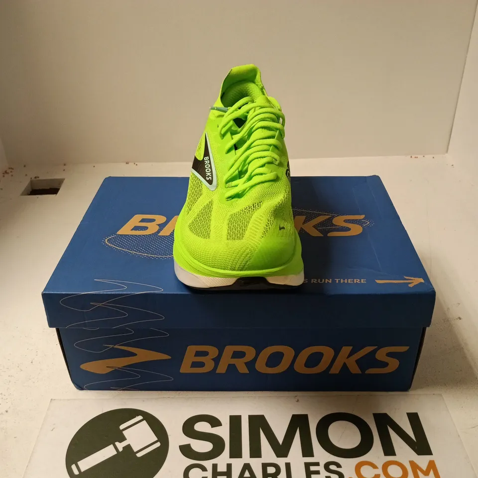 BOXED PAIR OF BROOKS HYPERION MAX 3 TRAINERS IN GREEN - UK 11