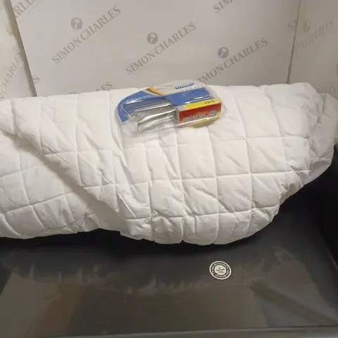BOX OF APPROXIMATELY 5 ASSORTED HOUSEHOLD PRODUCTS TO INCLUDE BLANKET INSERT, STAPLE GUN, LARGE PLASTIC CONTAINER TRAY ETC