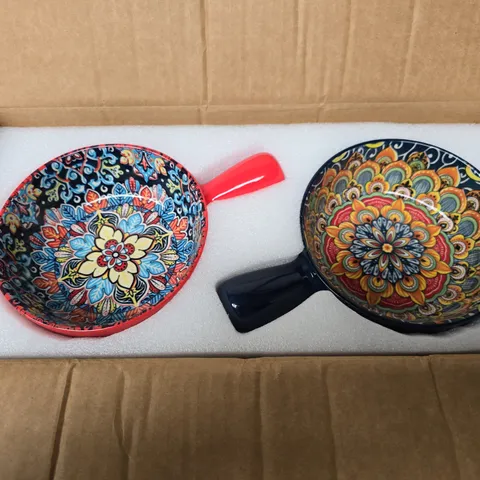 SET OF 2 CERAMIC MUGS WITH MULTICOLOURED INTERIOR PATTERN (RED & NAVY)