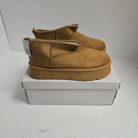 BOXED PAIR OF SHOES BY EMMA COLLEEN SHOES IN TAN - UK 6
