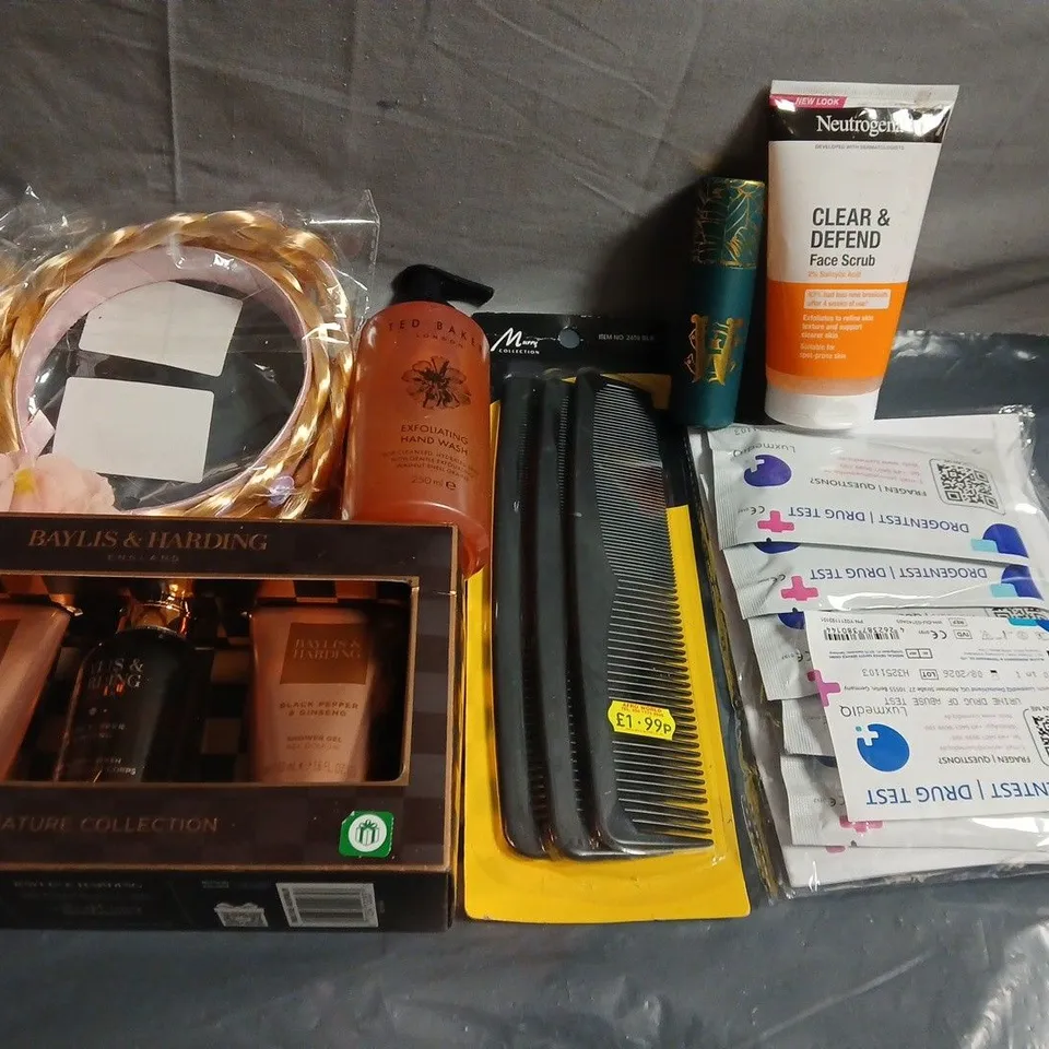APPROXIMATELY 15 ASSORTED HEALTH & BEAUTY PRODUCTS TO INCLUDE GIFT SETS, COMBS AND TED BAKER