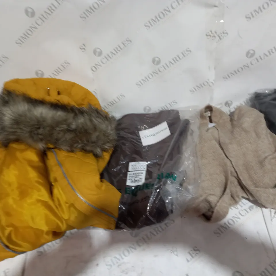 BOX OF ASSORTED CLOTHING ITEMS TO INCLUDE COATS, LEGGINGS, CARDIGANS ETC 