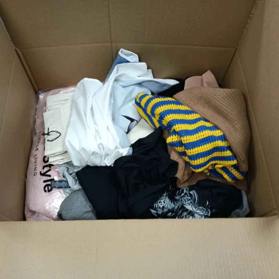 LOT OF APPROXIMATELY 30  ASSORTED CLOTHING ITEMS TO INCLUDE ZARA, NIKE AND SHEIN