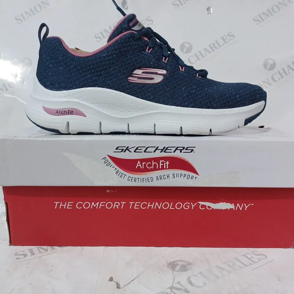 BOXED PAIR OF SKECHERS GLEE FOR ALL TRAINERS IN NAVY SIZE 6.5