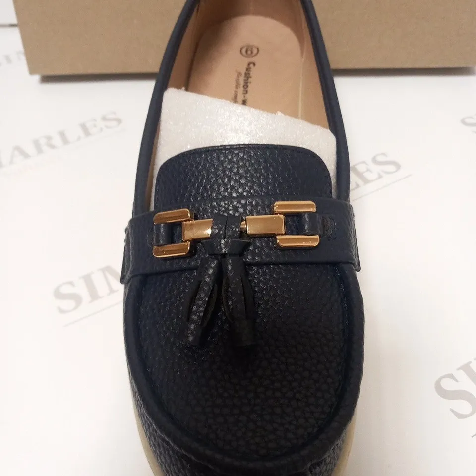 BOXED CUSHION WALK NAVY LOAFER SIZE 6