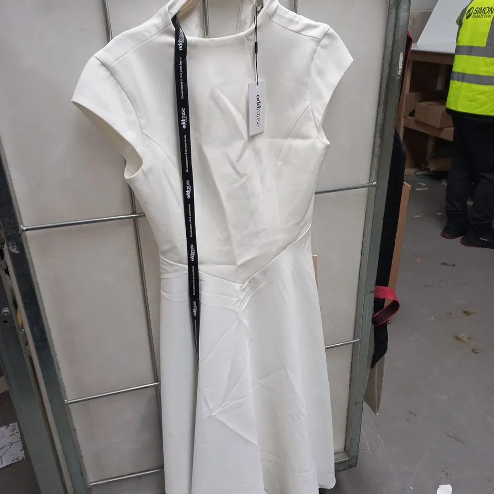 ODDMUSE HIGH WAIST CAP SLEEVE MIDI DRESS IN WHITE - M