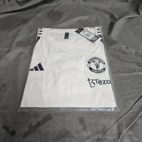 ADIDAS MUFC TEE IN OFF WHITE/BLACK SIZE 2XL