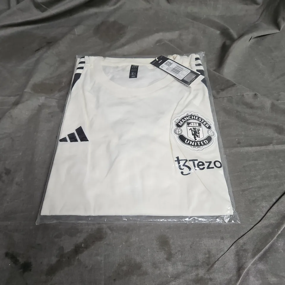 ADIDAS MUFC TEE IN OFF WHITE/BLACK SIZE 2XL