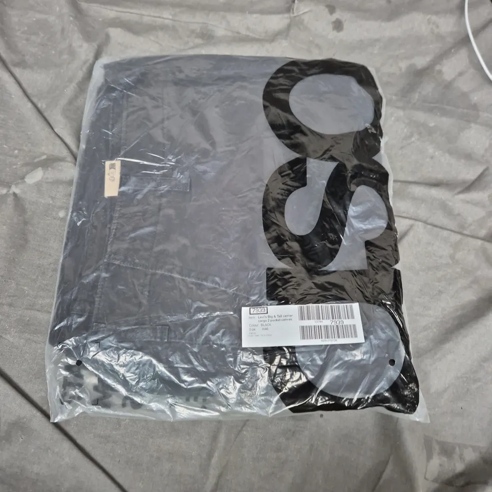 LEVI'S BIG & TALL CARRIER CARGO CANVAS TROUSERS – BLACK, UK 46 (W46)