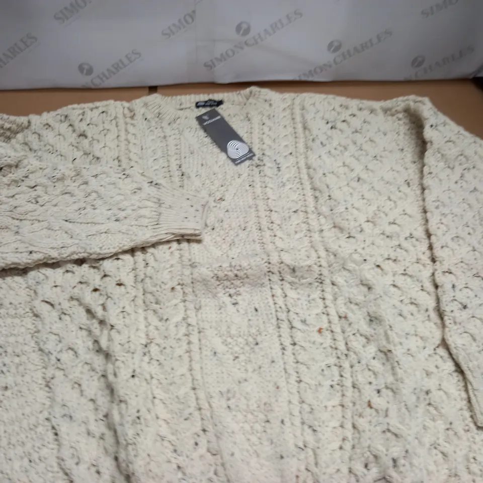 LOT OF 10 AS NEW PURE NEW WOOL KNITTED CREW JUMPERS IN ECRU - ALL L