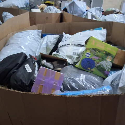 PALLET CONTAINING A LARGE QUANTITY OF PILLOWS