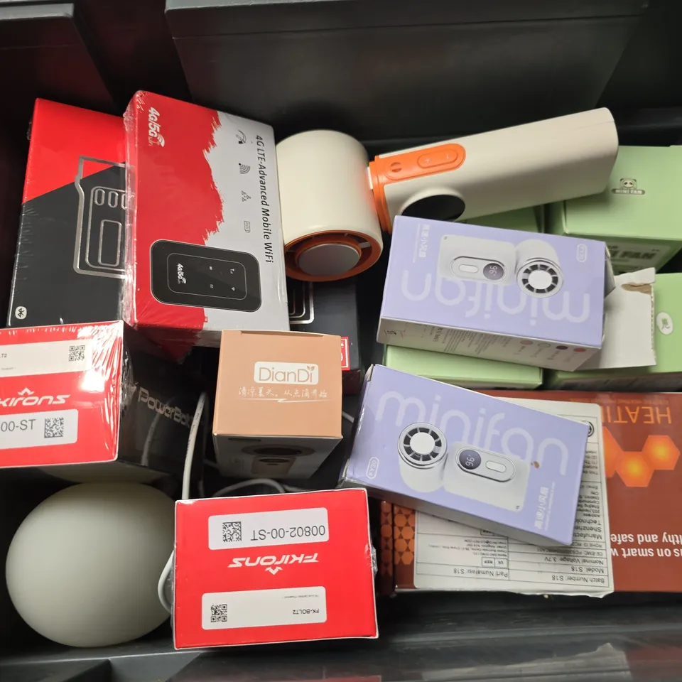 APPROXIMATELY 14 ASSORTED ELECTRICAL ITEMS TO INCLUDE POWERBOLT II, MINIFAN, 4G LT-ADVANCED MOBILE WIFI, ETC